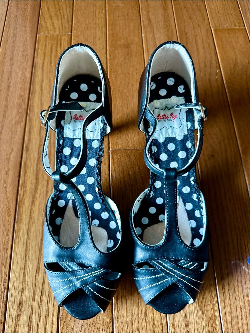 Bettie Page B&W Retro Pinup T-Strap Peep Toe Heels Sz. 9 - Picture 7 of 9